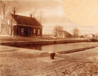 230059 Kanaaldijk aan de Zuid Willemsvaart met links sluiswachtershuis., 1922 - 1923