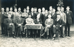 230069 Leerlingen van de Kweekschool in den Bosch, met op de foto Jozef van der Heijden no. 19.en dhr. Eijsbouts ., 1924