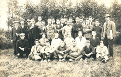 230072 Deelnemers aan een melkcursus met hoed rechts G. Vogels en achter staande vijfde van links Jan Hikspoors., 1927