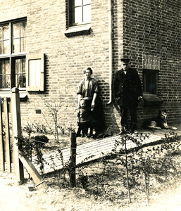230082 Willem Verhees en dochter Lisa en kleinzoon Tony Verhees. Willem was brugwachter bij Sluis half-12., 1925-1926