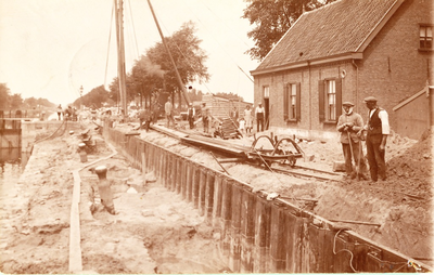 230085 Verbreden van sluis 13: met uiterst rechts Bert v.d. Manakker (doek rond zijn hoofd) en Jan van de Bomen, 1929
