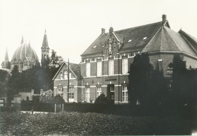 230152 St.Henricusklooster aan de pastoor Offermansstraat, met links ernaast de kerk en rechts de kapel, 1931