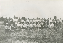 230161 Proefveld van aardappelen met de R.K. Jonge Boeren stand, 1930-1935