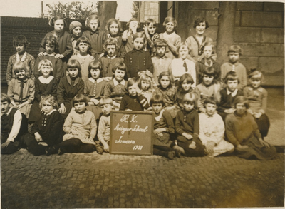 230166 Leerlingen van de openbare lagere school in Someren Dorp met juffr. Hurkmans, bovenste rij eerste rechts. , 1933