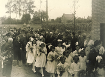 230171 Priesterfeest van Pater van den Bosch, met midden toekijkend publiek Frans van den Einden (links van vrouw met ...