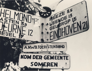 230175 A.N.W.B. wegbewijzering, op het kruispunt van de Vaarselstraat en de Oude Kerkstraat, 01-09-1944