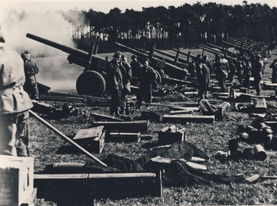 230176 Engelse militairen in de Wolfsberg in Asten, 10-1944