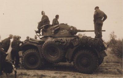 230177 Engelse gevechtswagen op sluis 13., 1940-1945