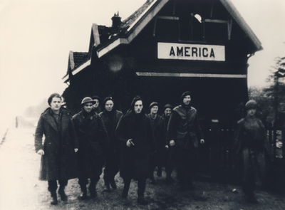 230180 Militairen bij het station Horst America , 1940-1945