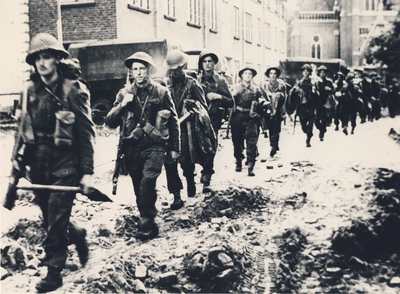 230183 Engelse militairen op het Koningsplein, 09-1944