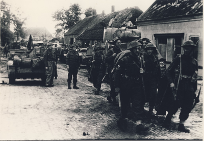 230184 Engelse militairen bij het oversteken van de noodbrug, 09-1944