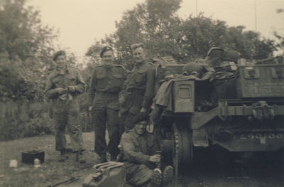 230186 Engelse militairen bij een tank , 09-1944