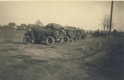 230187 Engelse militaire voertuigen geparkeerd aan de Dorpsweg, 09-1944