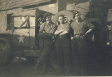 230189 Engelse militairen bij een jeep aan de Dorpsweg , 09-1944