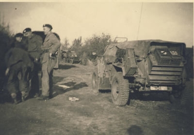 230190 Engelse militairen aan de Dorpsweg , 09-1944