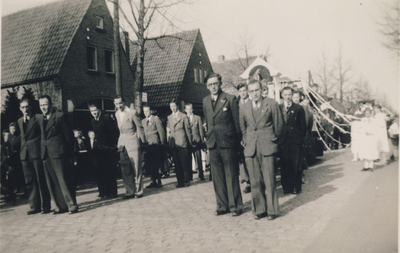 230200 De optocht, inhalen van klokken in de Kanaalstraat., 2-4-1949