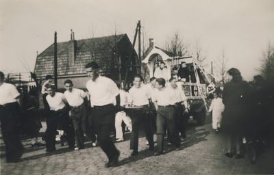 230201 Praalwagen, vermoedelijk voortgetrokken door leden van de K.P.J.( Katholieke Plattelands Jongeren)., 02-04-1949