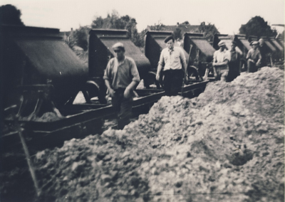 230256 Het laden of lossen van zand met behulp van wagons op een spoor, 1945-1955