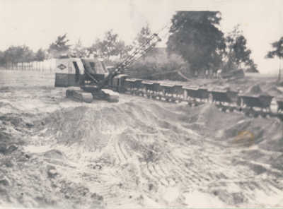 230257 Het vullen van de wagons met zand met behulp van een rups hijskraan, 1945-1955