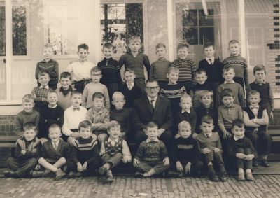 230270 Leerlingen van de Lambertusschool, met in het midden meester Vervlossen, 1962-1963