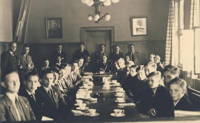 230274 Het ontvangen van leerlingen van de Londense Grammarschools in de raadzaal van Someren, 1-08-1951