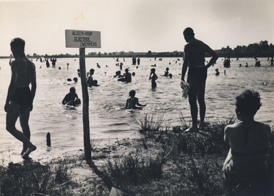 230302 Natuur zwembad Starven wordt druk bezocht door bezoekers van het nabije Philips vakantie park., 1954