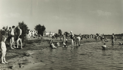 230327 Zwemmen in recreatieven Starven, zomer 1955