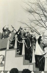 230343 Carnavalsoptocht Someren-Eind 24 februari 1963. Prinsenwagen met Prins Jan Smits , tweede rechts onderJo van ...