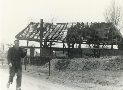 230359 het afbreken van de boerderij aan de Kerkweg 26, 18-3-1963