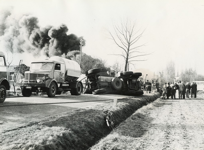 230373 Ongeval Vaarselstraat met een gekantelde tankwagen met benzine, 8 februari 1960