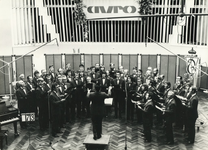 230489 Mannekoor De Nachtegaal op het AVRO festival, met midden voor dirigent Harry Swinkels., 06-1974