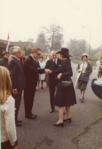 230525 Het welkom heten van koningin Beatrix door burgemeester Roels, 10-10-1975
