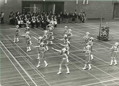 230583 Demonstratie van de dansmariekes onder leiding van harmonie., 11-09-1976