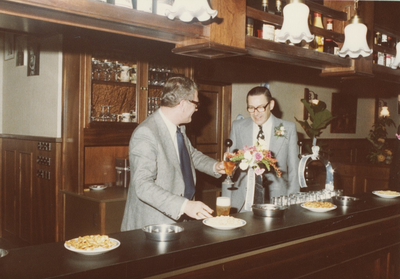 230589 Burgemeester Roels en Leo de Bruijn (Cafè het Wapen van Someren) nemen er eentje op de toekomst., 11-09-1976