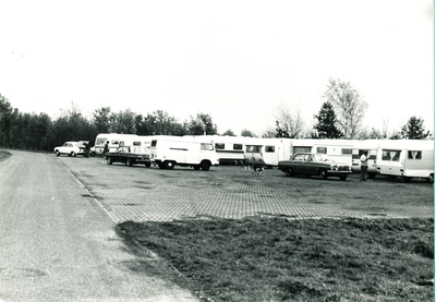 230598 Tijdelijke vestiging van een zigeunerkamp aan de Donksedreef, nabij natuurtheater De Donck, 1977