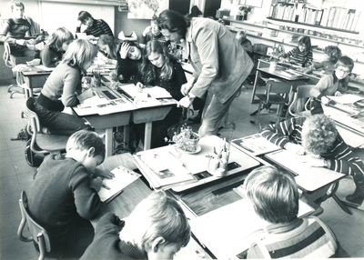 230653 Het onderwijzen van leerlingen door meester de Vries op de Protestants Christelijke basisschool, 15-11-1977
