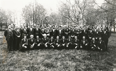 230740 Het mannenkoor in de oude uniformen, bij de kerk in Ommel, 5-5-1979