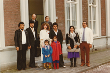 230775 Genodigden op het huwelijk van Yvonne van Uden en Jozef Berger (midden). Links van hen de getuigen en rechts van ...