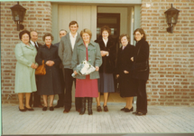 230873 Wettelijk huwelijk voor het gemeentehuis van Someren. Echtpaar Van den Bosch- Wijnen met v.l.n.r. M. Wijnen van ...