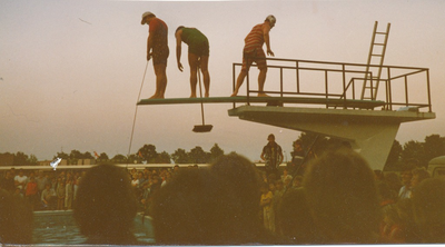 230901 De hoge duikplank wordt in gereedheid gebracht, 9-1981