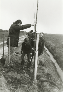 231015 Leerlingen van de Mariaschool uit Someren-Eind planten een boom aan de Landbouwstraat bij Sluis 13, 03-1983