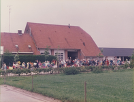 231040-01 Het aanvangen van de fietstocht door de schoolkinderen en genodigden, 24-05-1984