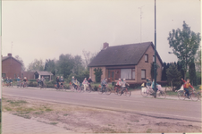 231041-01 Schoolkinderen fietsend op net nieuwe fietspad, 24-05-1984
