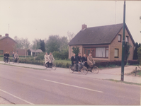 231042 Genodigden fietsend op een tandem op net nieuwe fietspad, 24-05-1984