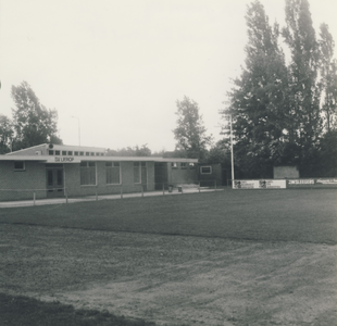 231082 Voetbal kantine SV Lierop, Schutterstraat, 06-1984