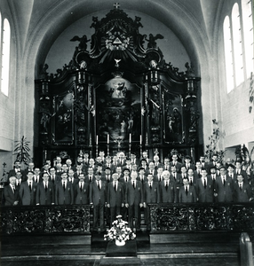 231163 Mannenkoor De Nachtegaal in de Lambertus kerk aan de Kerkstraat, ter gelegenheid van het 40-jarig bestaan van ...