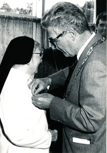 231166 Zuster Maria Magdelena ontvangt de ere-medaille in zilver, behoren bij de Orde van Oranje Nassau, van ...