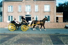 231222 Het vertrekken per koets van het gemeentehuis aan het Wilhelminaplein naar de Bartenweg, 15-08-1985