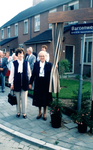 231223 Weduwe mevr. Barten (Rechts) en Mevr. Hendriks. (links), bij gelegenheid van de opening van de officiële opening ...