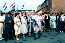 231224 Genodigden bij de opening van de Bartenweg. Tussen de twee vlaggen links Frans van Bree, eigenaar bouwbedrijf ...